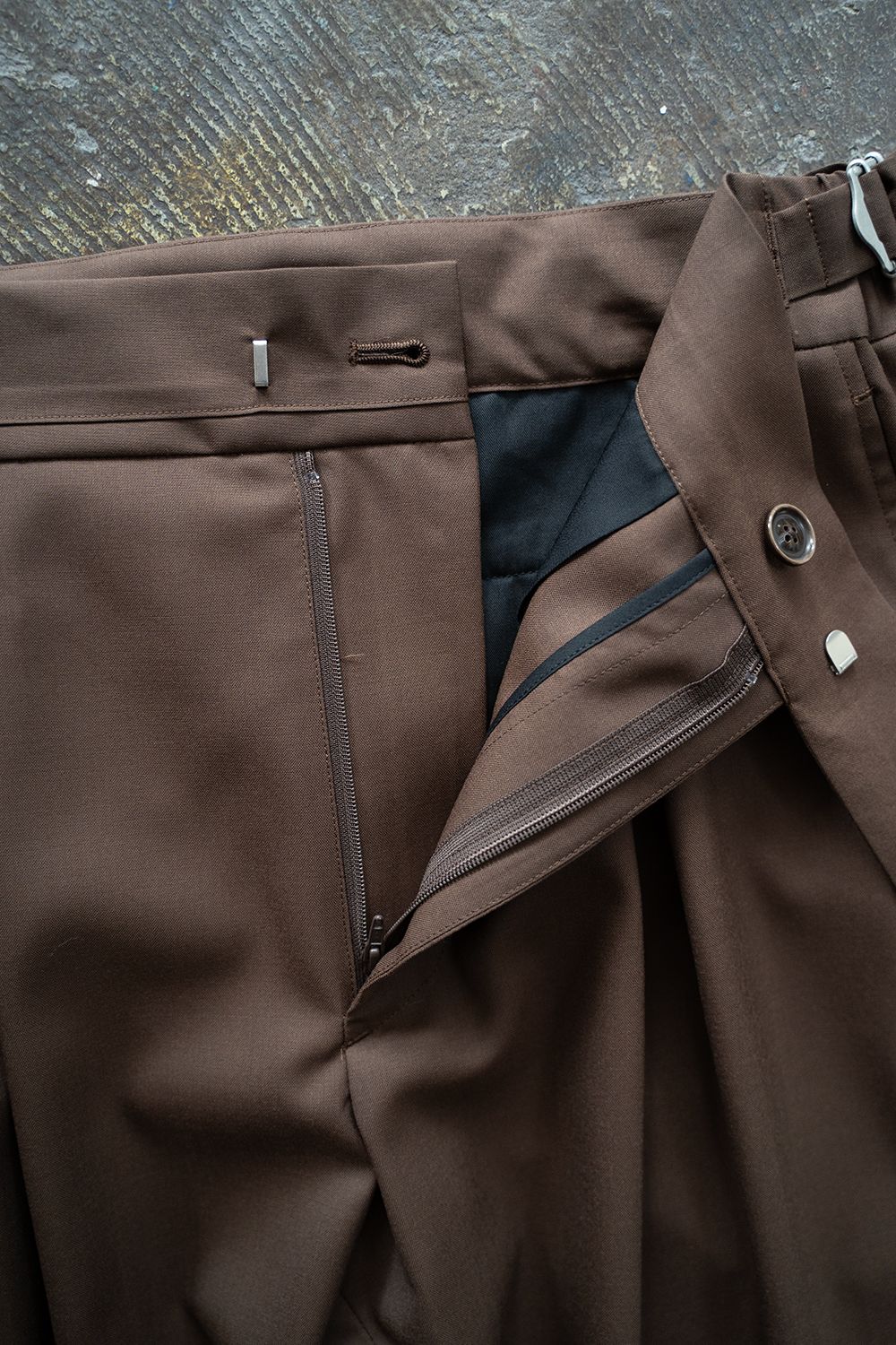 【ラスト1点】【24SS】2-Tack Wool Tropical Trousers/2タックウールトロピカルトラウザーズ(BROWN)