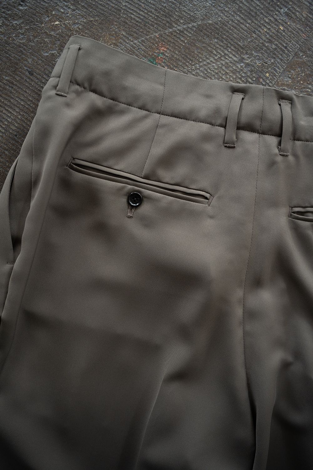 【26SS】PE Drape Double Tuck PT/ポリエステルドレープWタックパンツ(KHAKI)