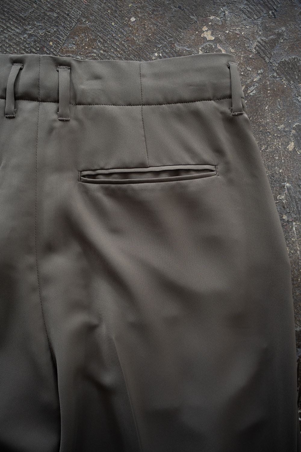 【26SS】PE Drape Double Tuck PT/ポリエステルドレープWタックパンツ(KHAKI)