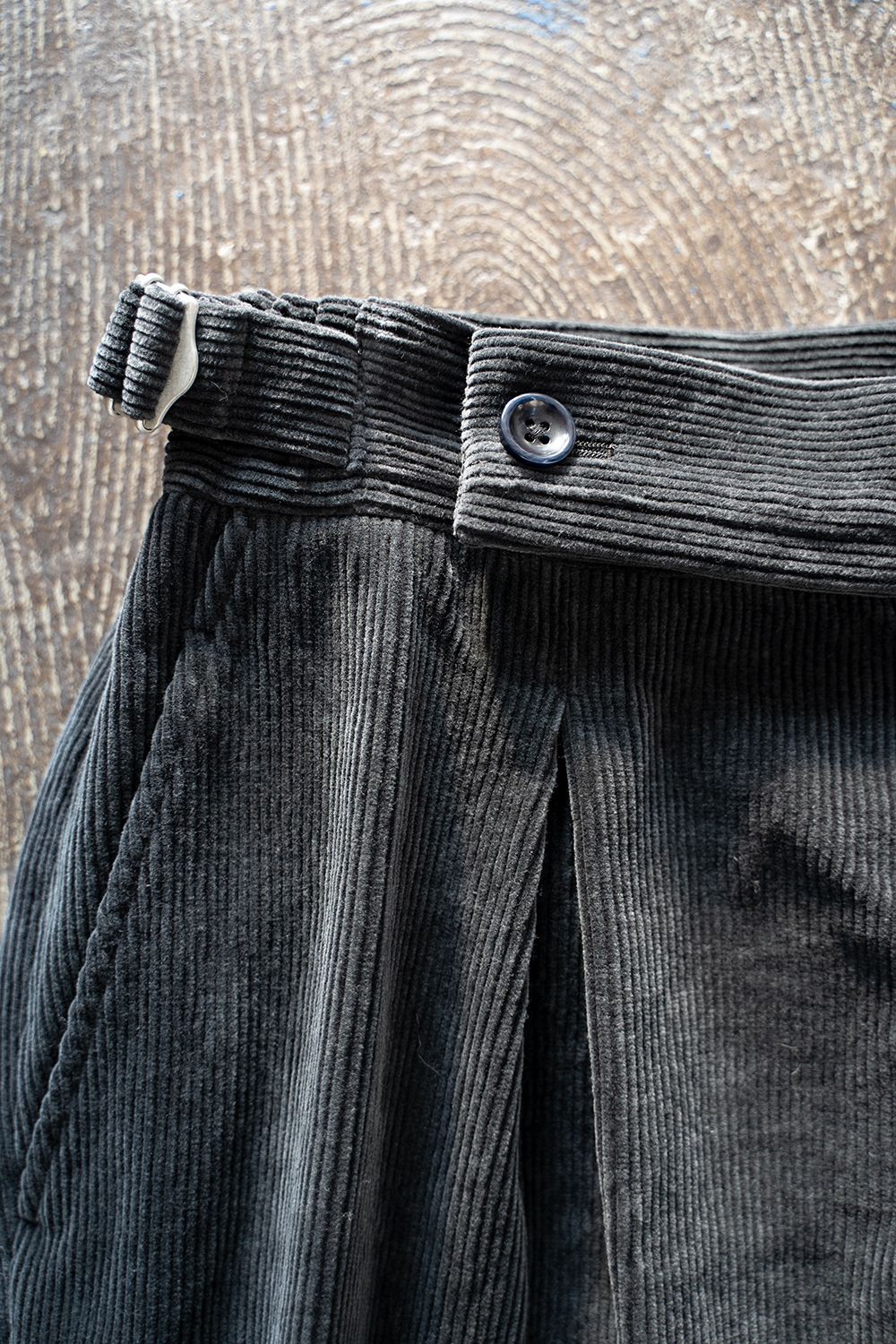 【ラスト1点】【22AW】2-Tack Corduroy Trousers/2タックコーデュロイトラウザース(CHARCOAL)