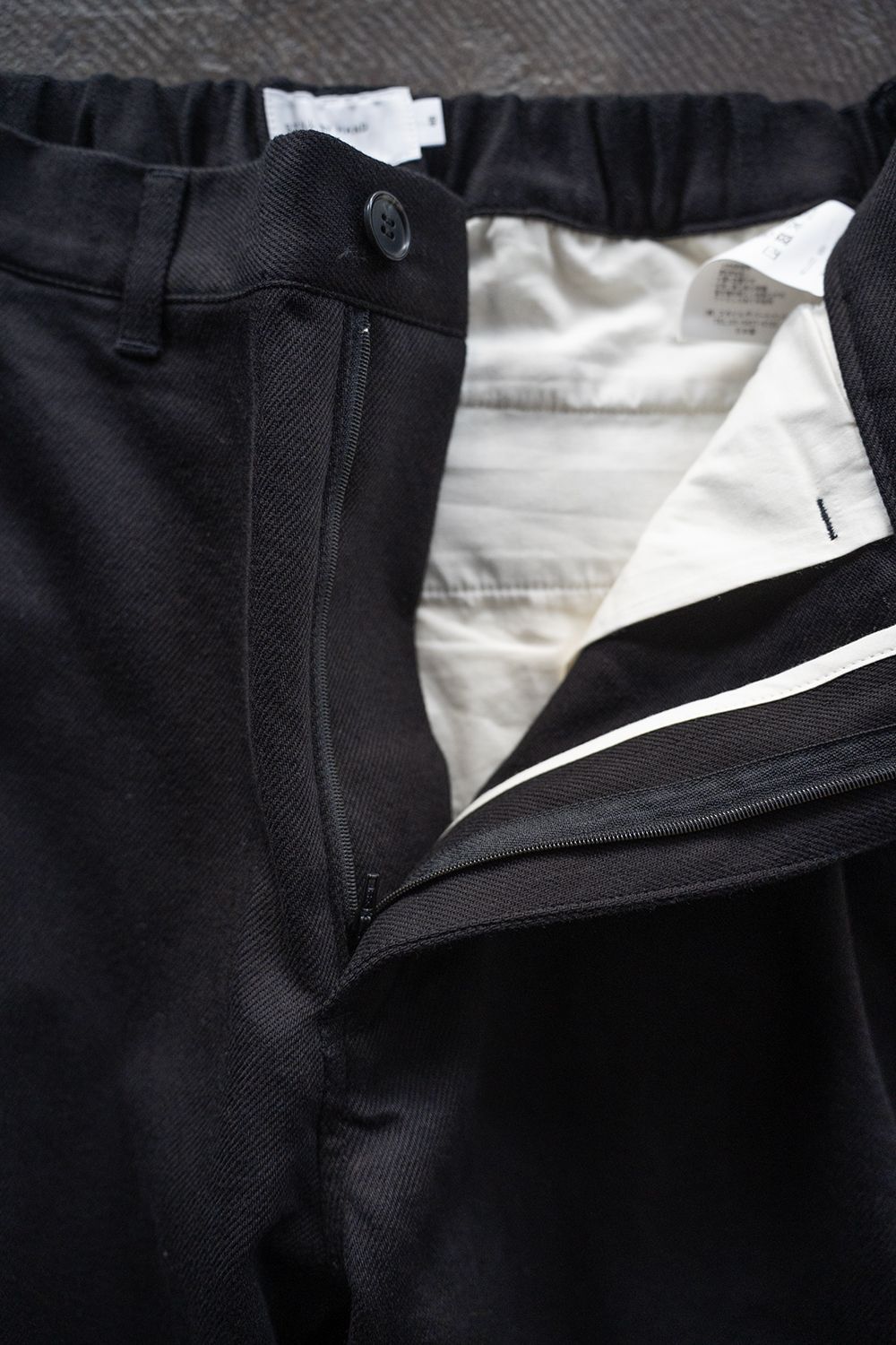【25AW】ディープタックコットンツイルテーパードパンツ(BLACK)