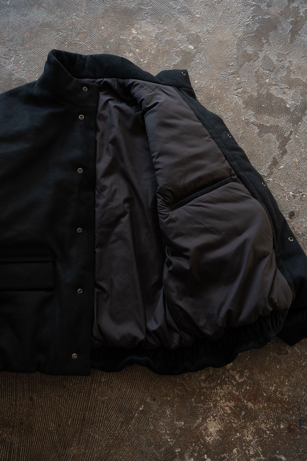 【26AW】Super100'sローデンクロスシンサレートスタンドカラーブルゾン(BLACK)