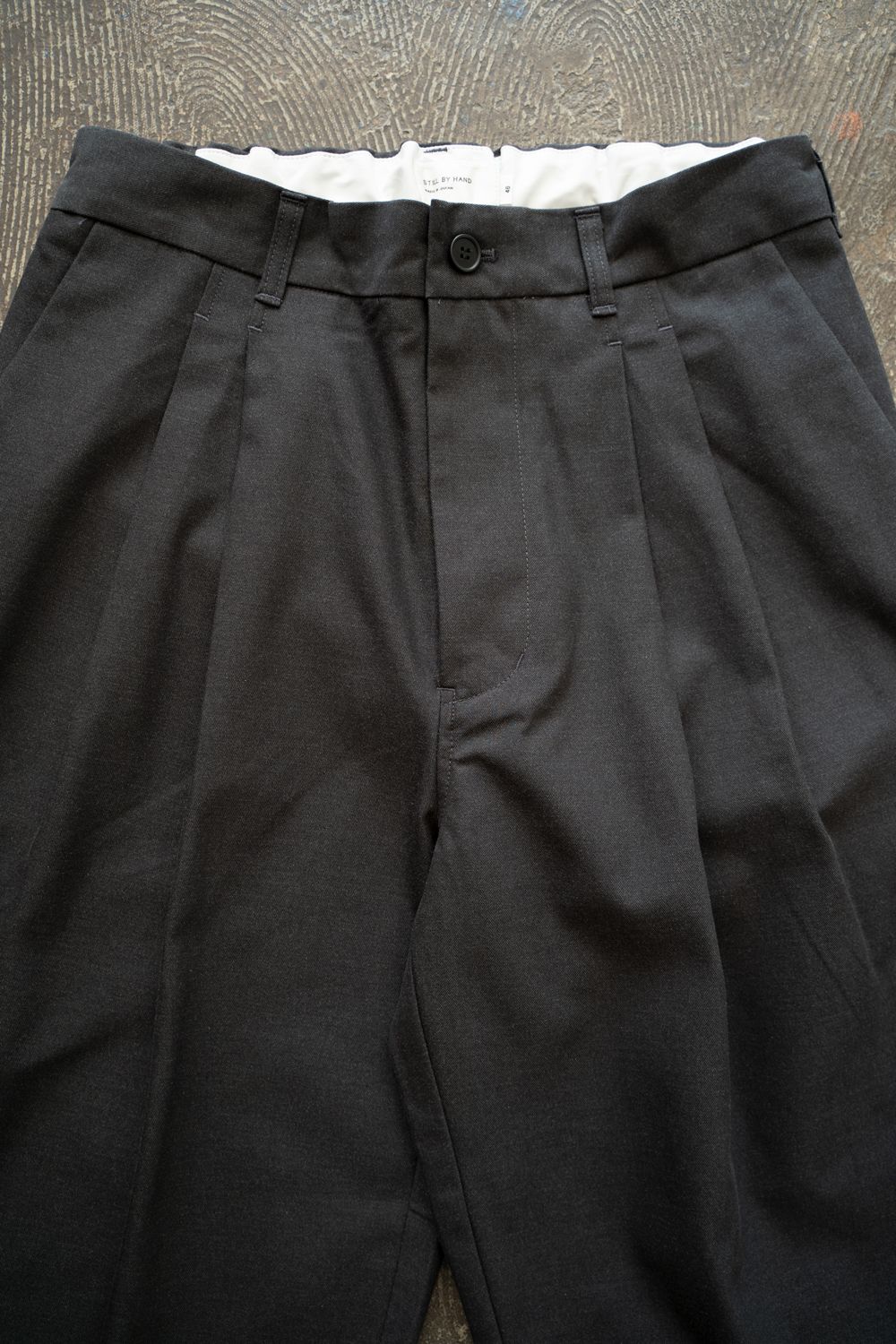 【25AW】2タックシャンブレースラックス(CHARCOAL)