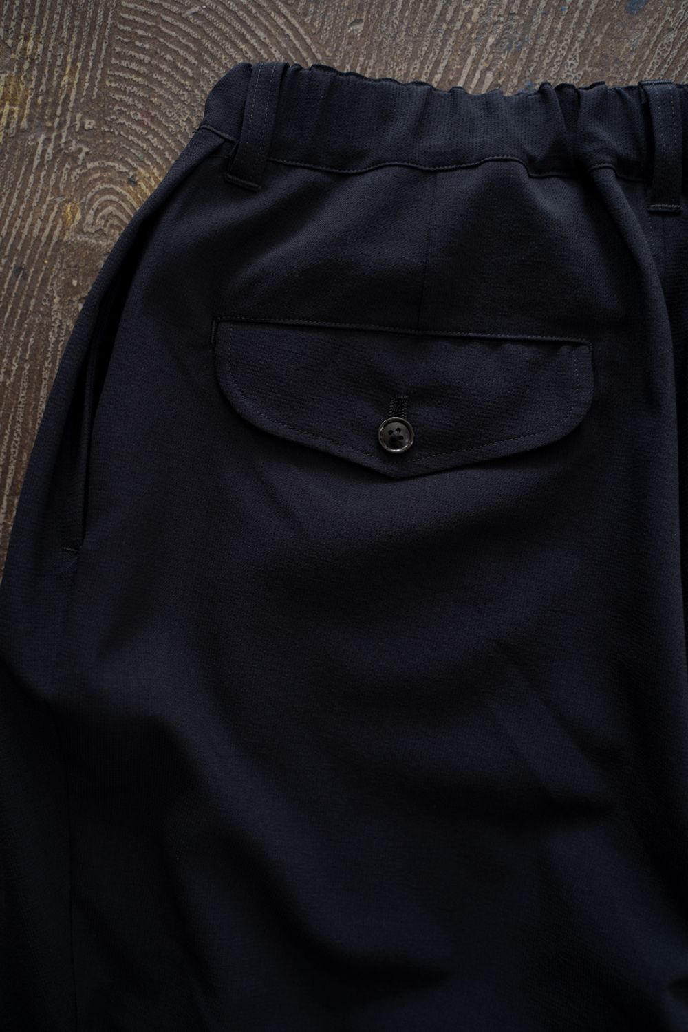 【26SS】ディープタックポリエステルワイドテーパードパンツ(DARK NAVY)