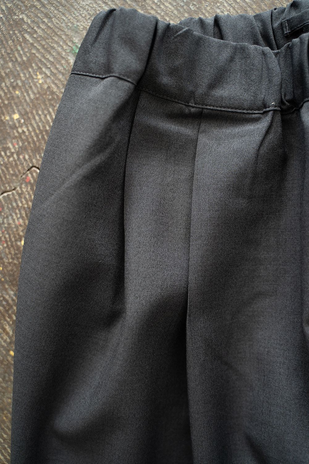 【ラスト1点】【24SS】ウォッシャブルウール混2タックイージースラックス(CHARCOAL)