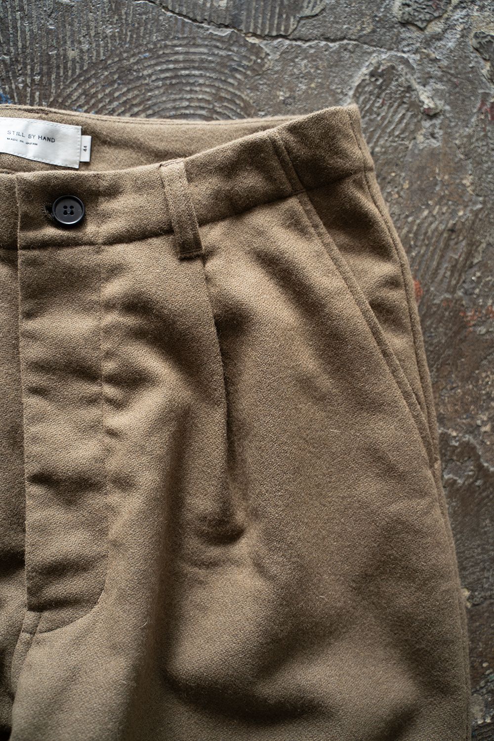 【25AW】ウール×ナイロンワンタックパンツ(KHAKI BEIGE)