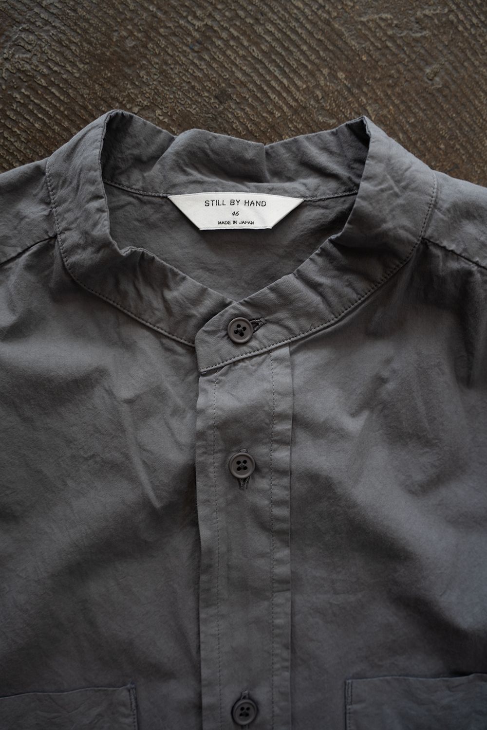 【26AW】ガーメントダイバンドカラーオーバーシャツ(SLATE GREY)