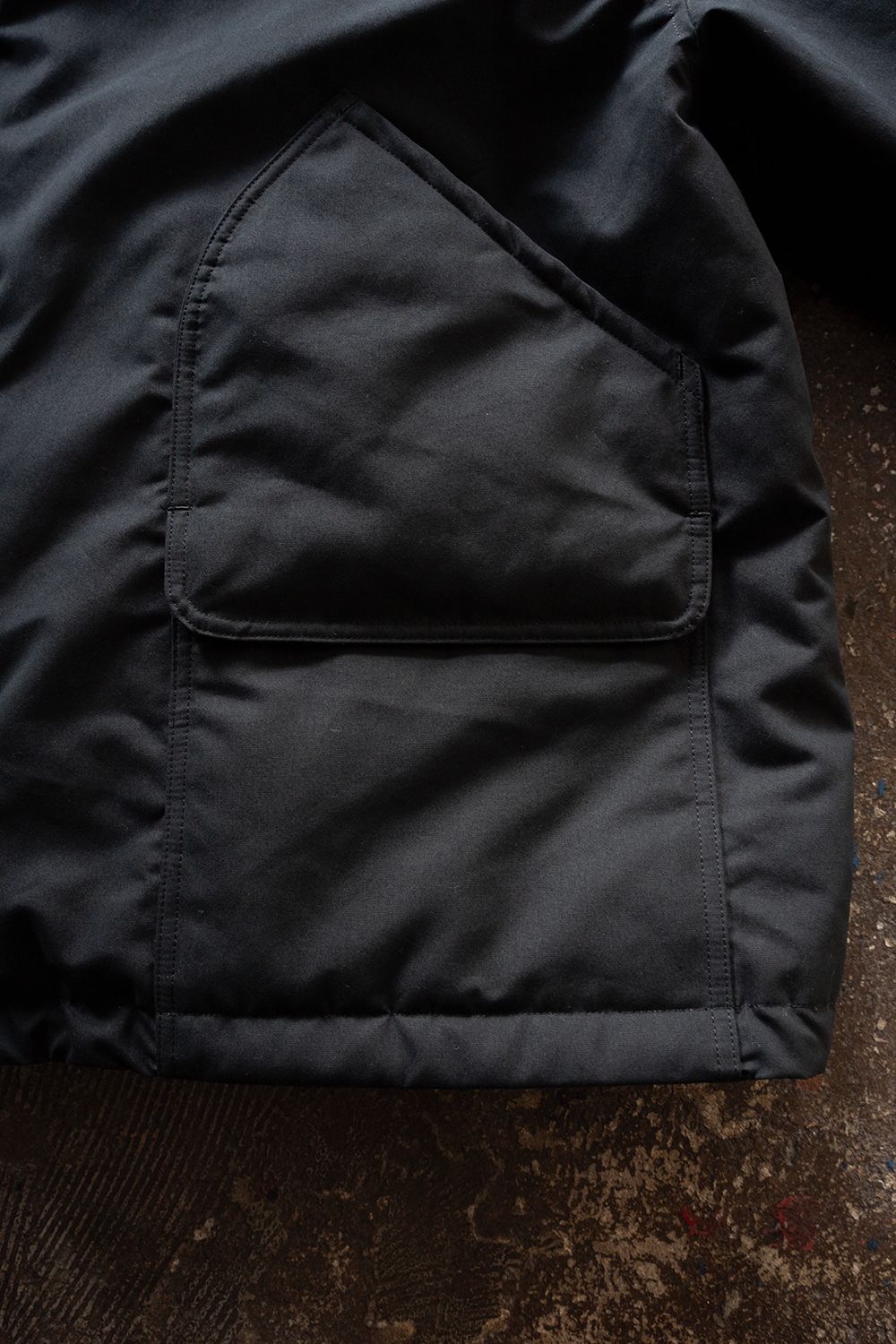 【26AW】シンサレートフーデッドブルゾン(BLACK)