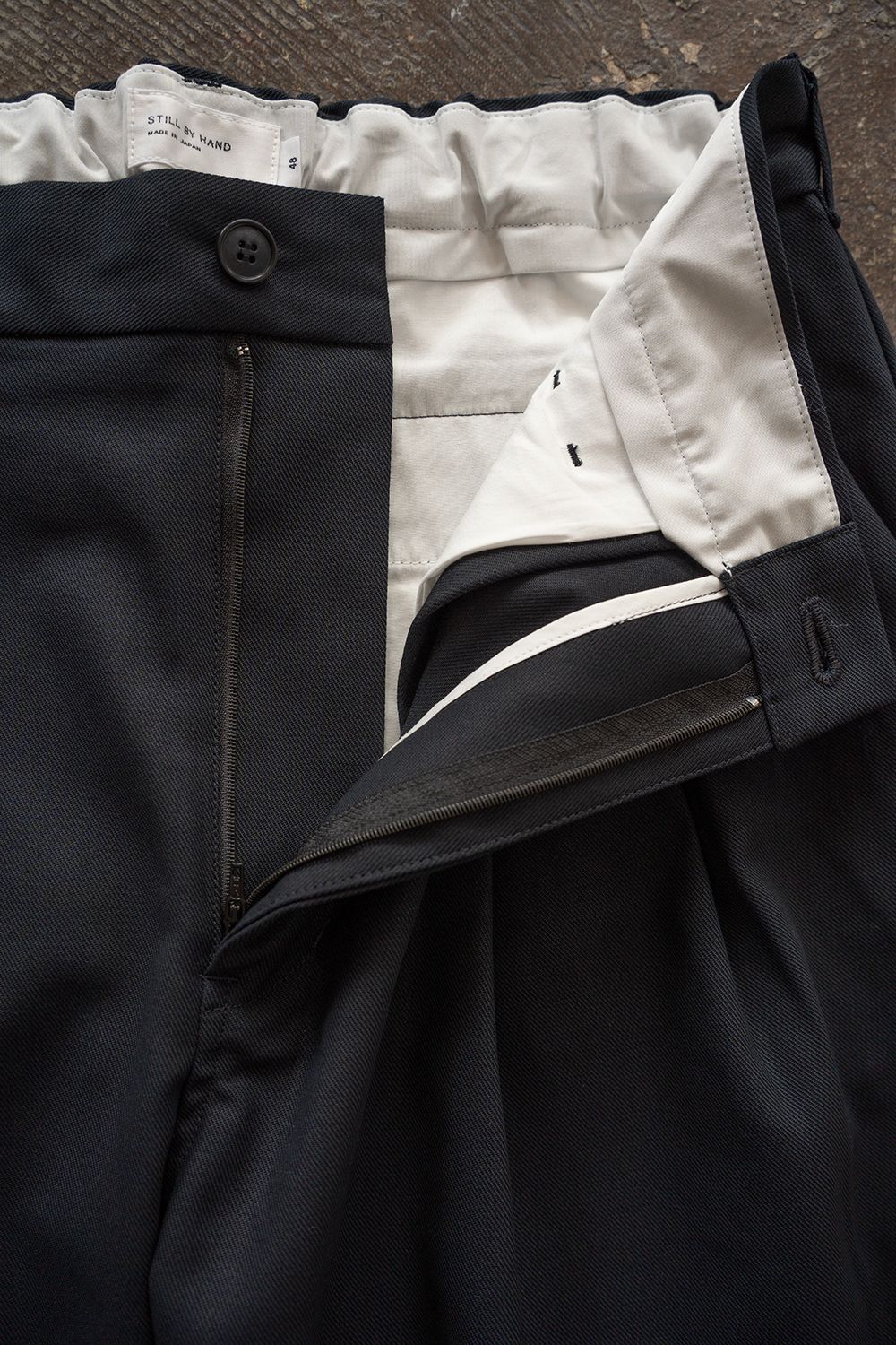 【26AW】コットンツイル2タックテーパードパンツ(BLACK NAVY)