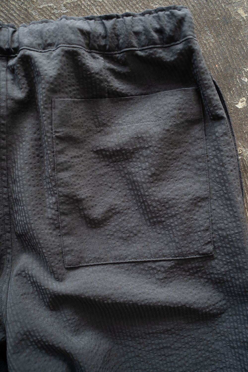 【ラスト1点】【24SS】強撚ポリエステルシアサッカーイージーパンツ(CHARCOAL)