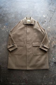 【25AW】ウール×ナイロンステンカラーコート(KHAKI BEIGE)