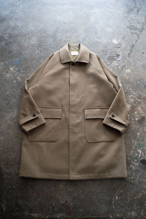 【25AW】ウール×ナイロンステンカラーコート(KHAKI BEIGE)