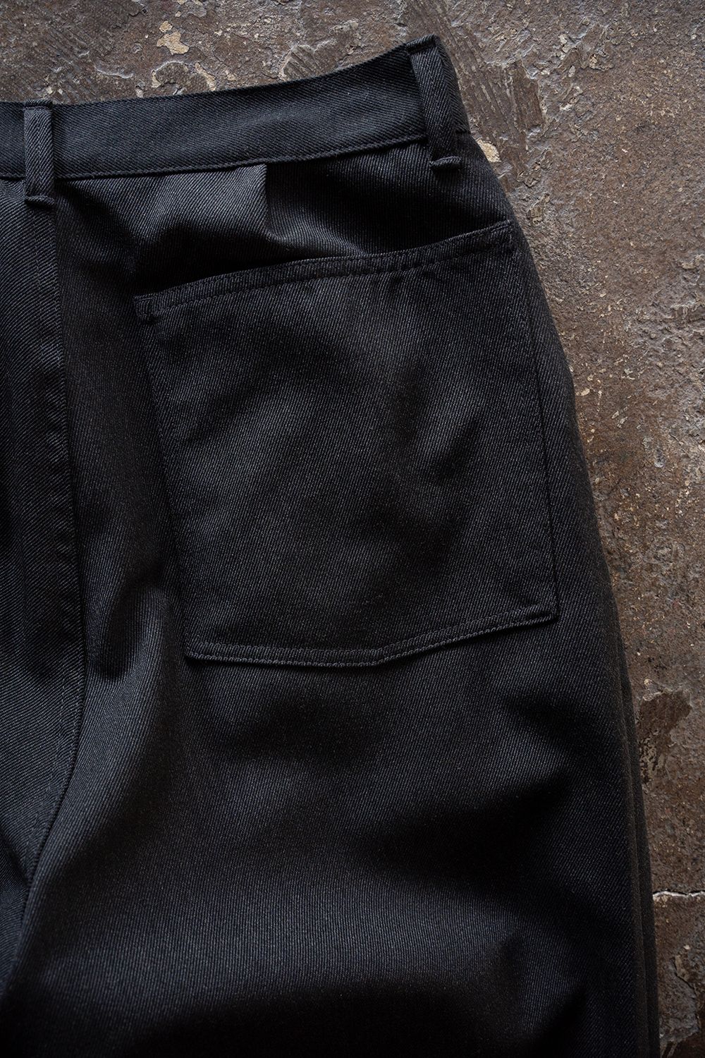 【26AW】ウールサージワンタックパンツ(CHARCOAL)