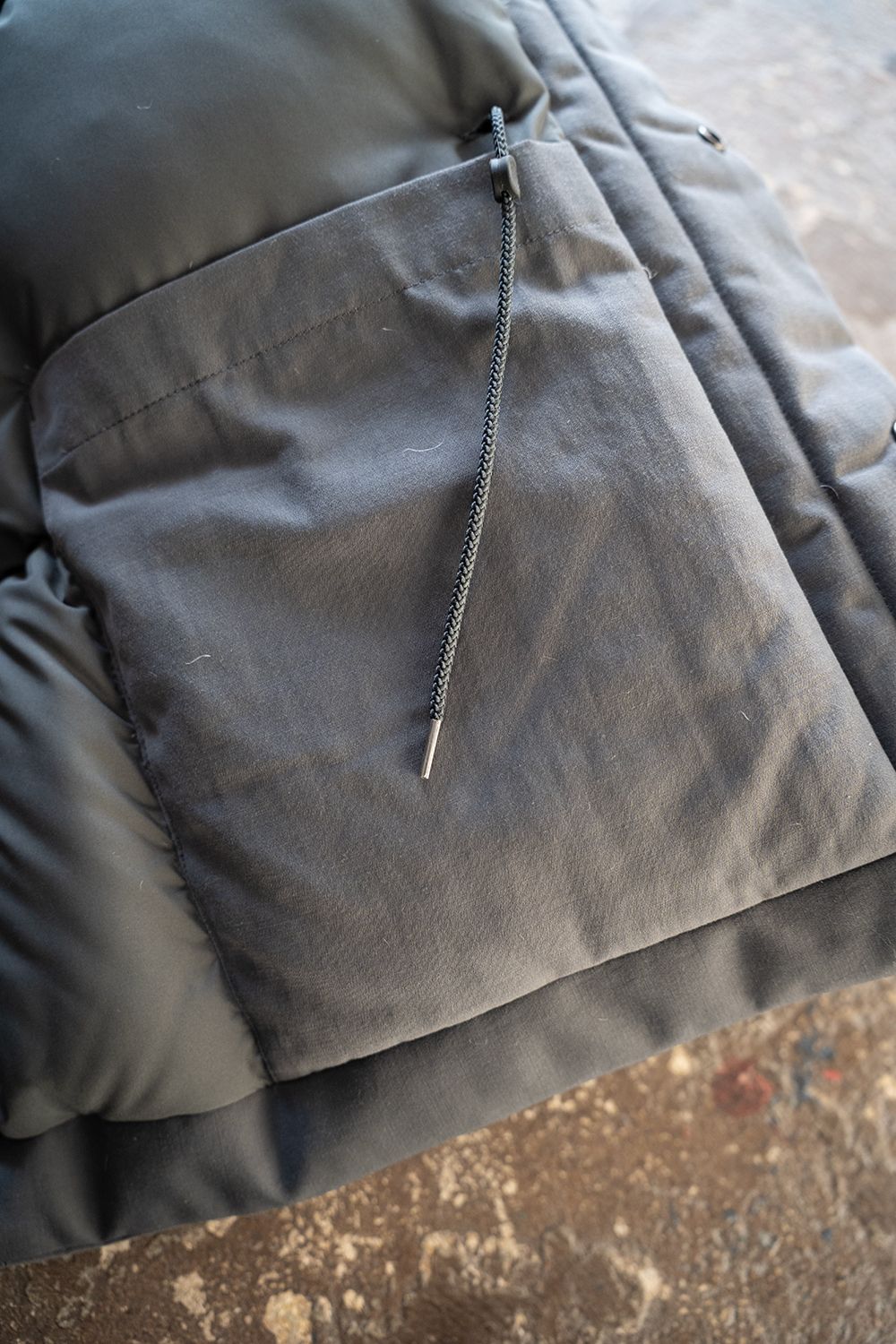 【25AW】強撚ナイロンダウンブルゾン(SLATE GRAY)