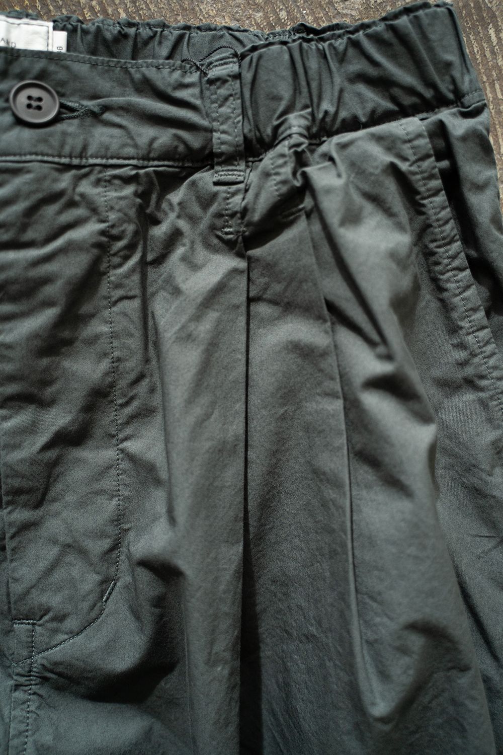 【ラスト1点】【25SS】ガーメントダイ2タックワイドテーパードパンツ(GREEN CHARCOAL)