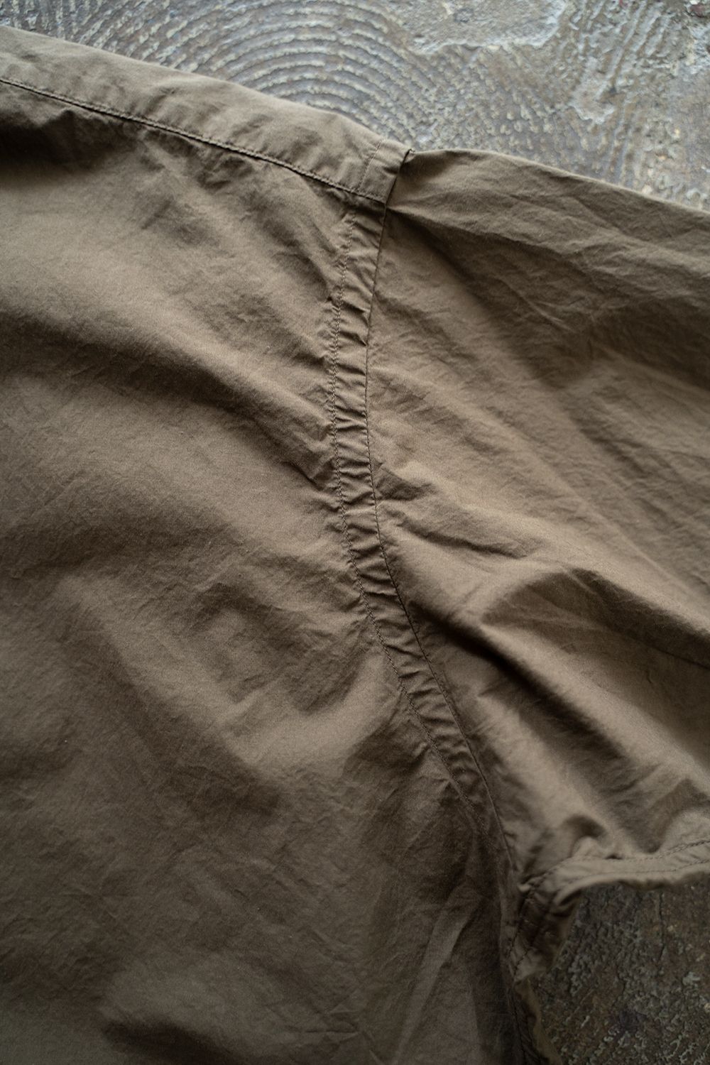 【ラスト1点】【22AW】スビンコットンタイプライターバンドカラーシャツ(DARK BROWN)