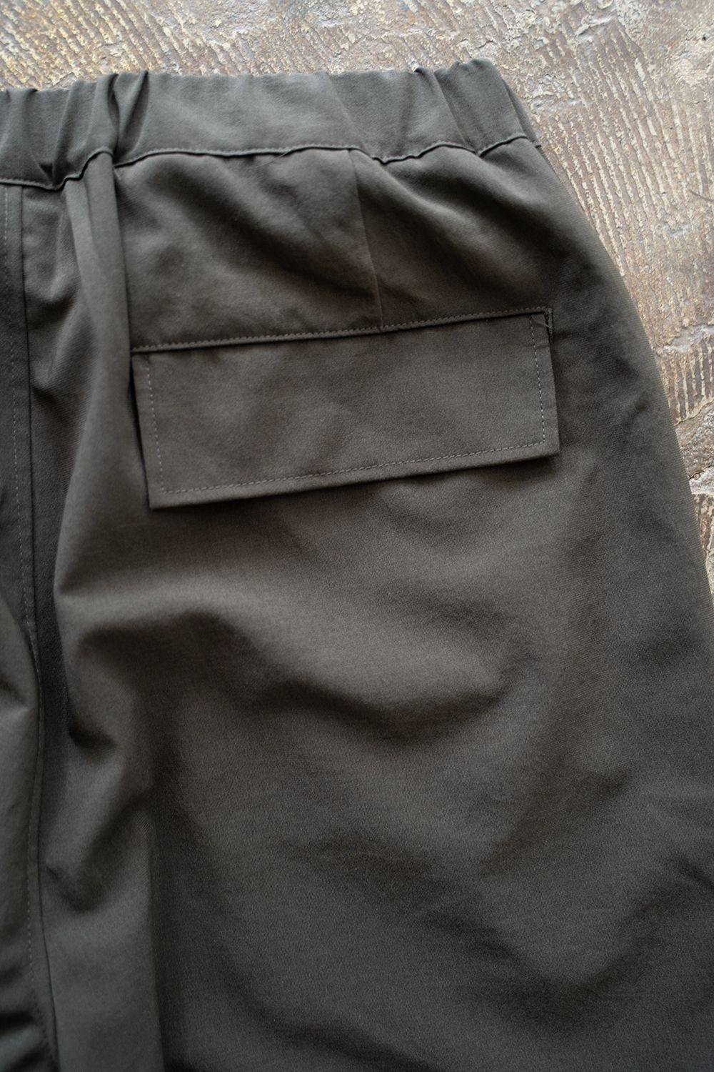 【ラスト1点】【24SS】強撚ポリエステルニータックイージーパンツ(CHARCOAL)
