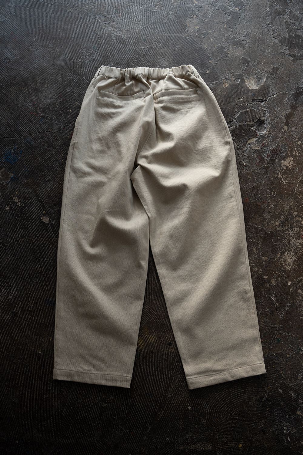 【25AW】ディープタックコットンツイルテーパードパンツ(LIGHT BEIGE)