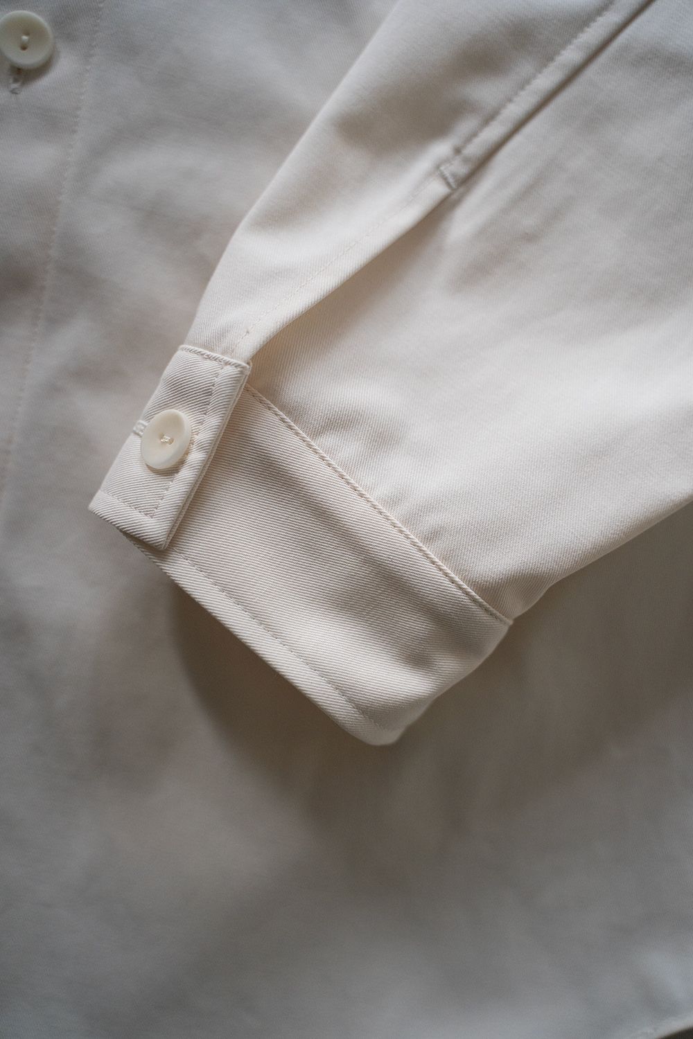 【ラスト1点】【25SS】強撚コットン×ポリエステルシャツブルゾン(OFF WHITE)