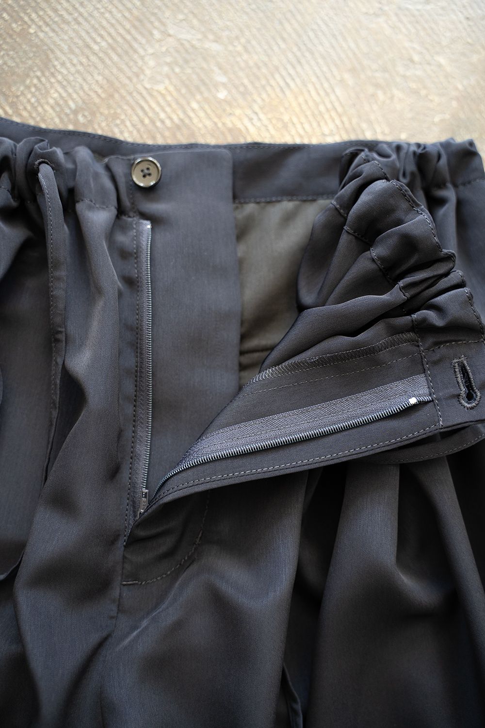 【ラスト1点】【24SS】Peached PE Gathered Pants/ピーチ加工ポリエステルギャザードパンツ(NAVY)