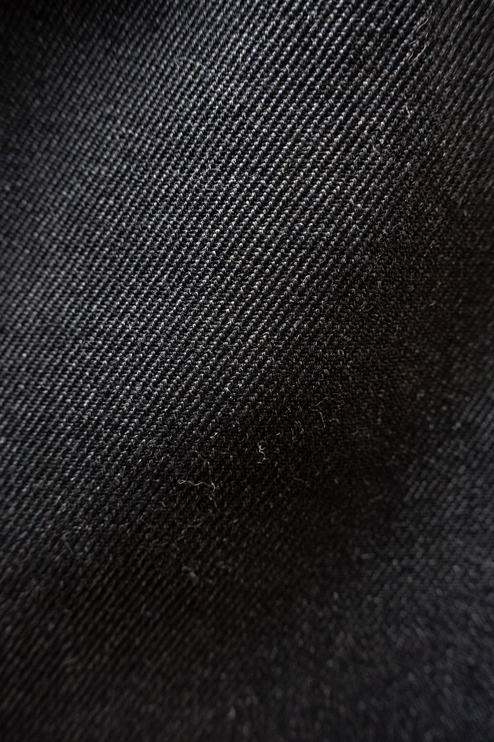 【26AW】ウールサージワンタックパンツ(CHARCOAL)