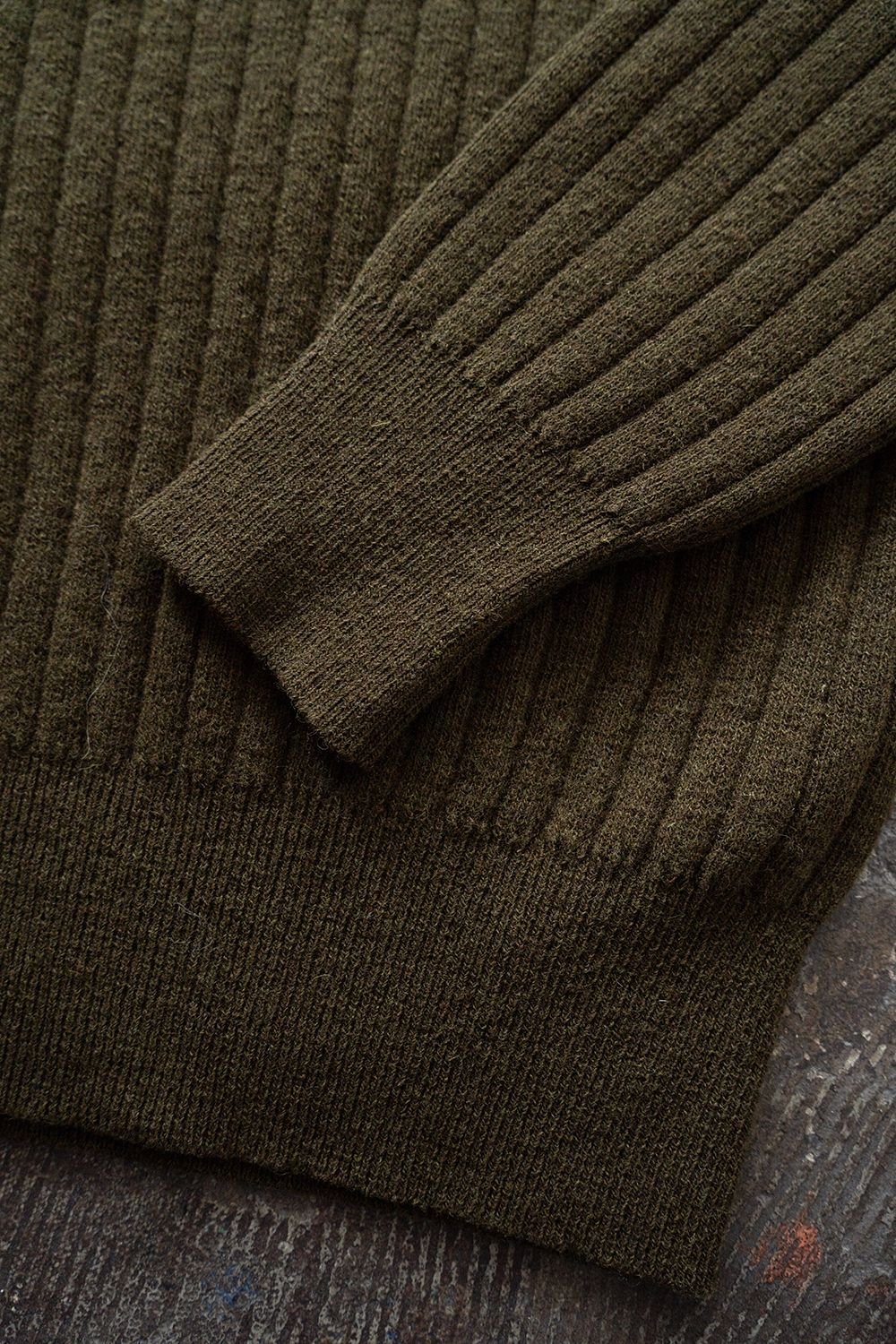 Hard twisted Shetlandwool RIB saddle shoulder crew neck sweater(OLIVE)