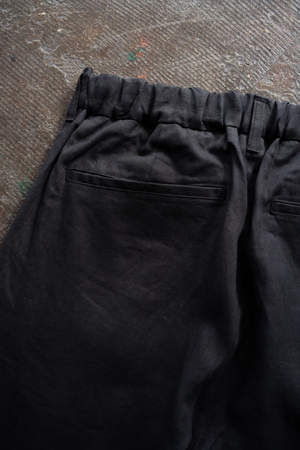 【26SS】リネン2タックテーパードパンツ(CHARCOAL)