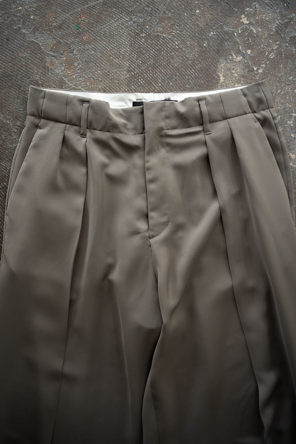 【26SS】PE Drape Double Tuck PT/ポリエステルドレープWタックパンツ(KHAKI)