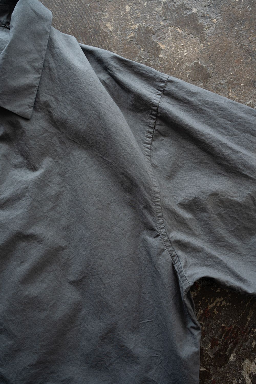 【26SS】ガーメントダイステンカラーハーフコート(BLUE GREY)