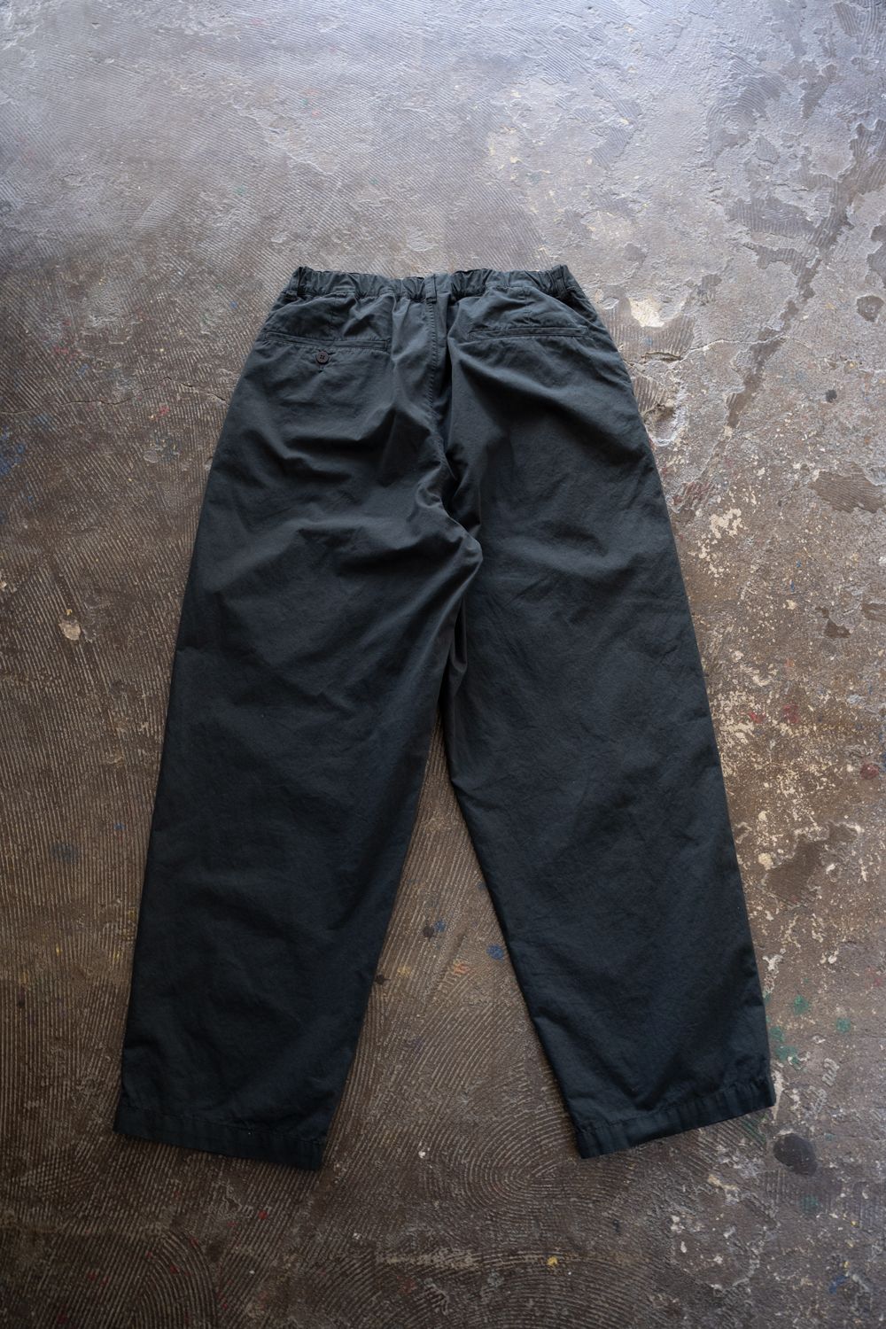 【25AW】ガーメントダイディープタックテーパードパンツ(BLUE CHARCOAL)