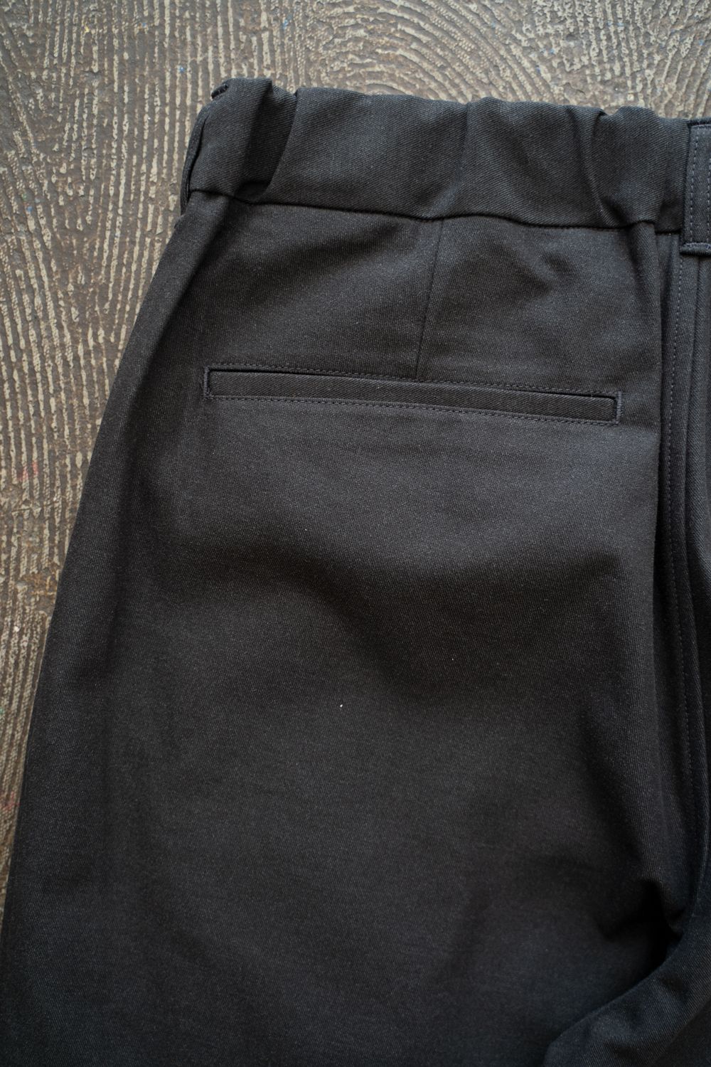 【25AW】2タックシャンブレースラックス(CHARCOAL)