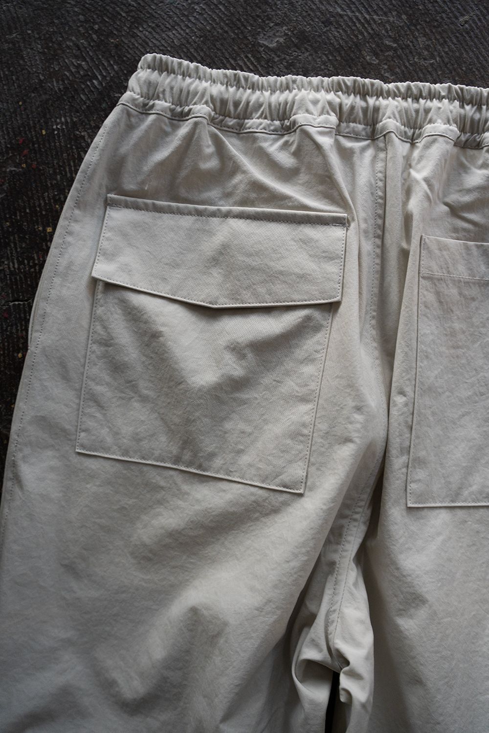 【25AW】タスランナイロンニータックイージーパンツ(IVORY)