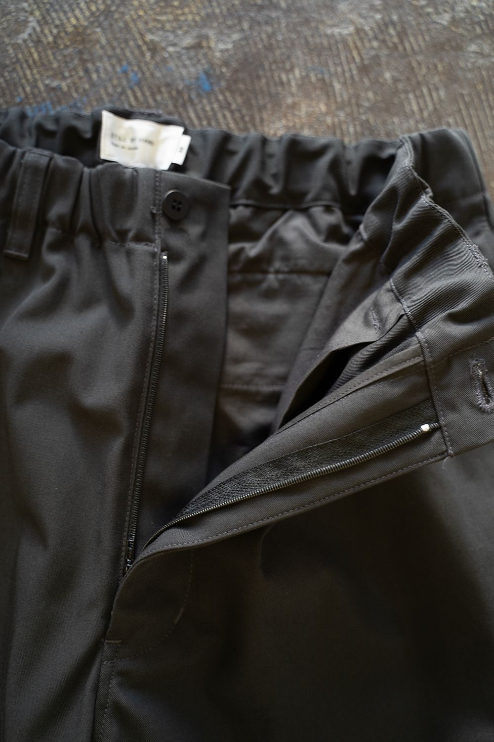 【ラスト1点】【25SS】強撚コットン×ポリエステルイージーパンツ(CHARCOAL)