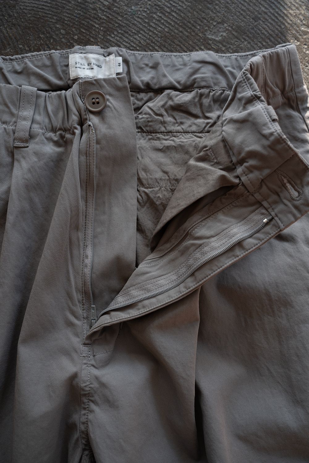 【26SS】ガーメントダイ2タックテーパードパンツ(SMOKE GREY)