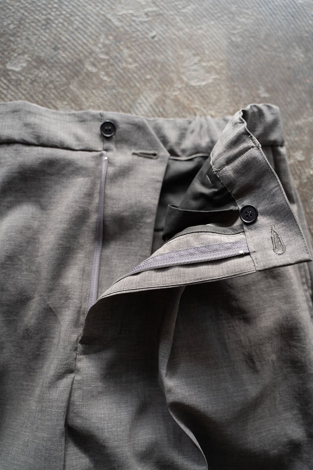 【ラスト1点】【24SS】強撚ポリエステルタックイージースラックス(GRAY)