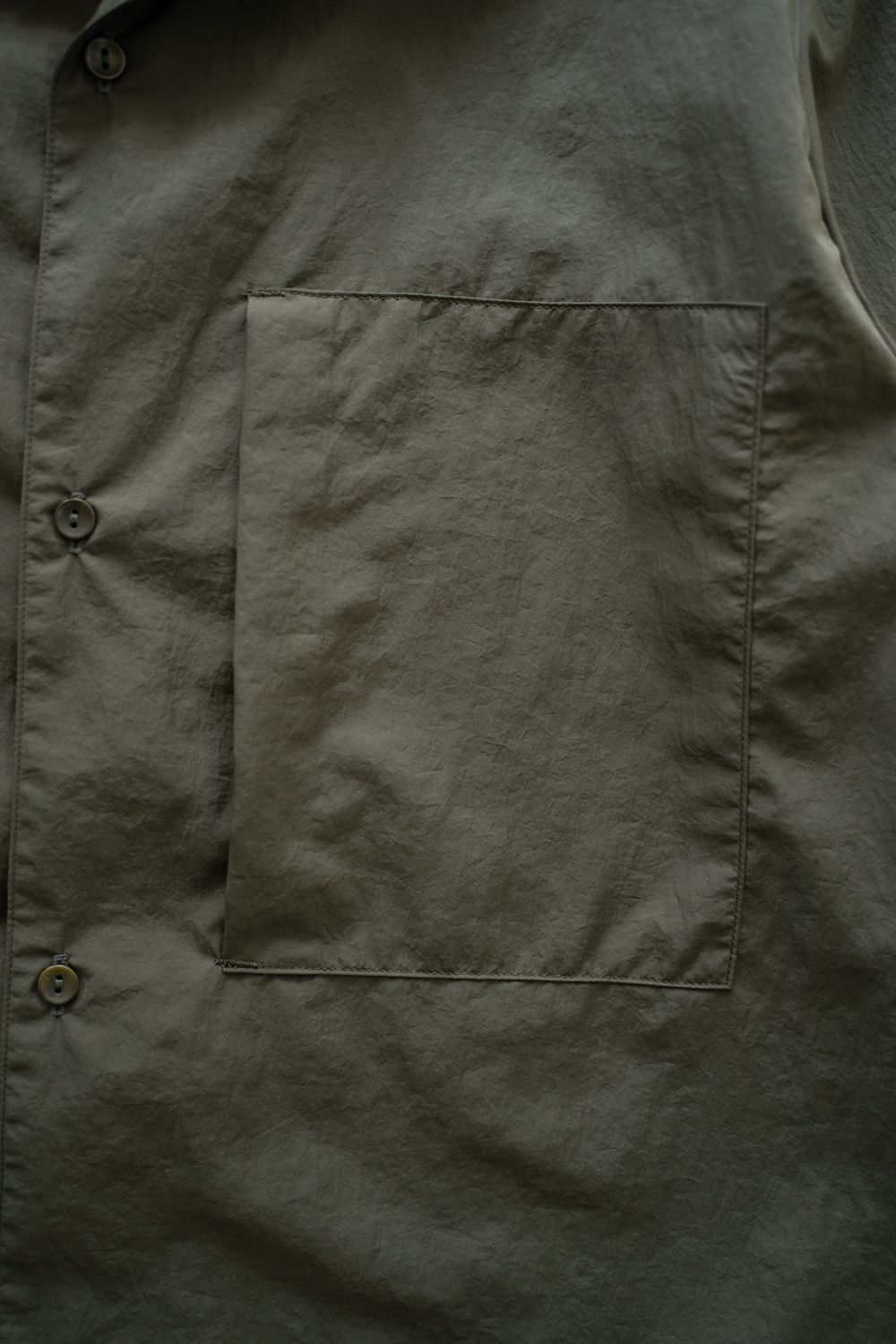 【ラスト1点】【25SS】ナイロン胸ポケット半袖シャツ(DARK OLIVE)