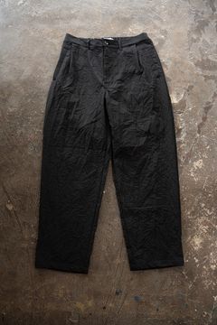 【26AW】先染めポリエステルタックテーパードパンツ(BLACK)
