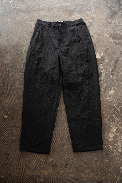 【26AW】先染めポリエステルタックテーパードパンツ(BLACK)