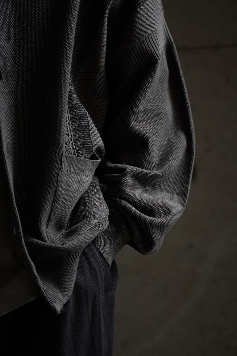 176cm、60kgの細身体型でサイズ2を着用しております。