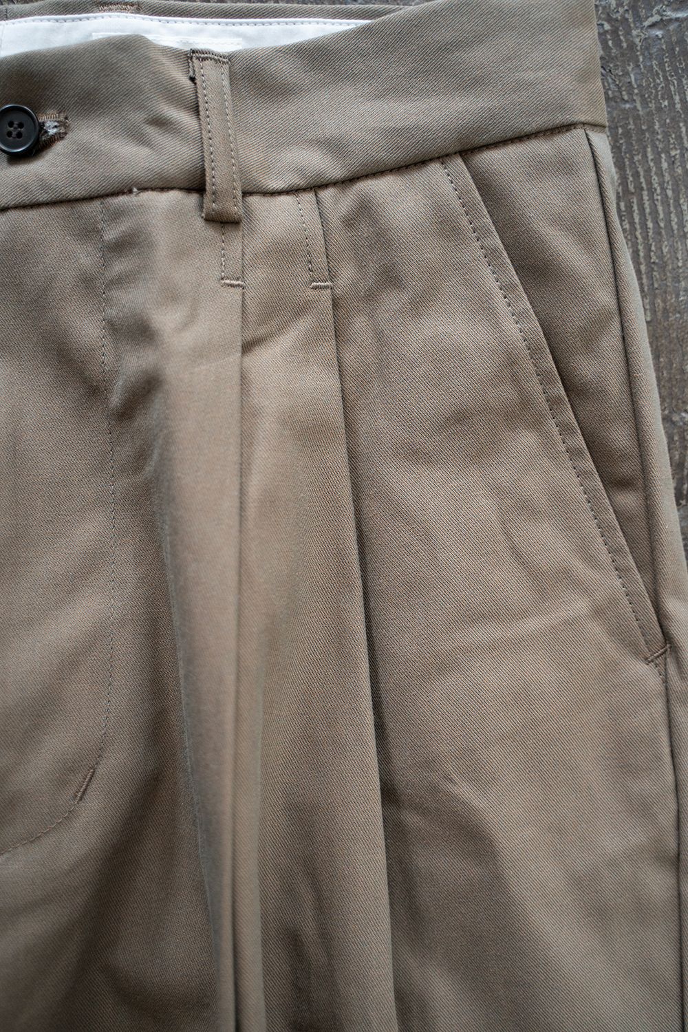 【24AW】2タックセンタープレスシャンブレースラックス(OLIVE)