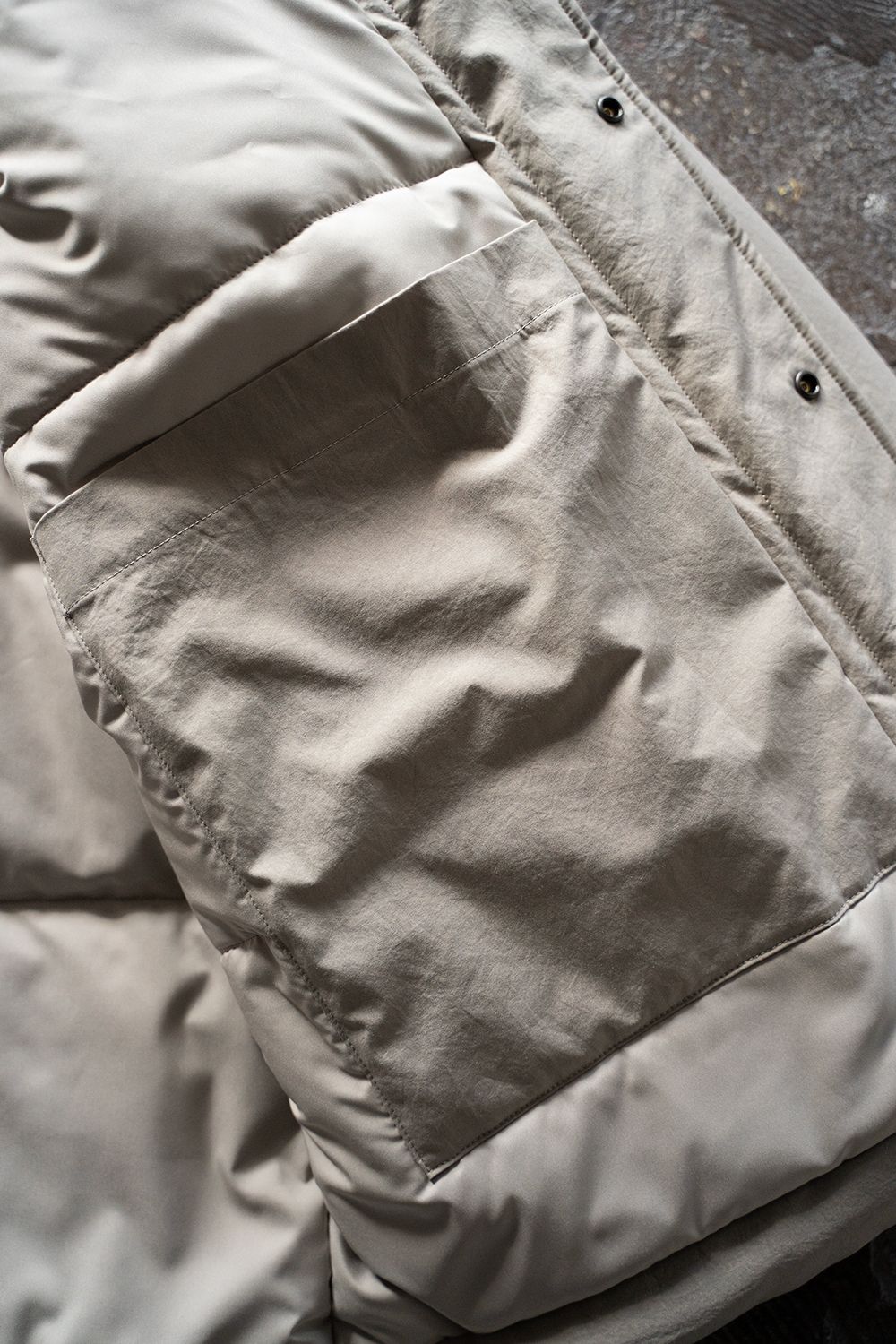 【ラスト1点】【24AW】シンサレートフーデッドブルゾン(SAND BEIGE)
