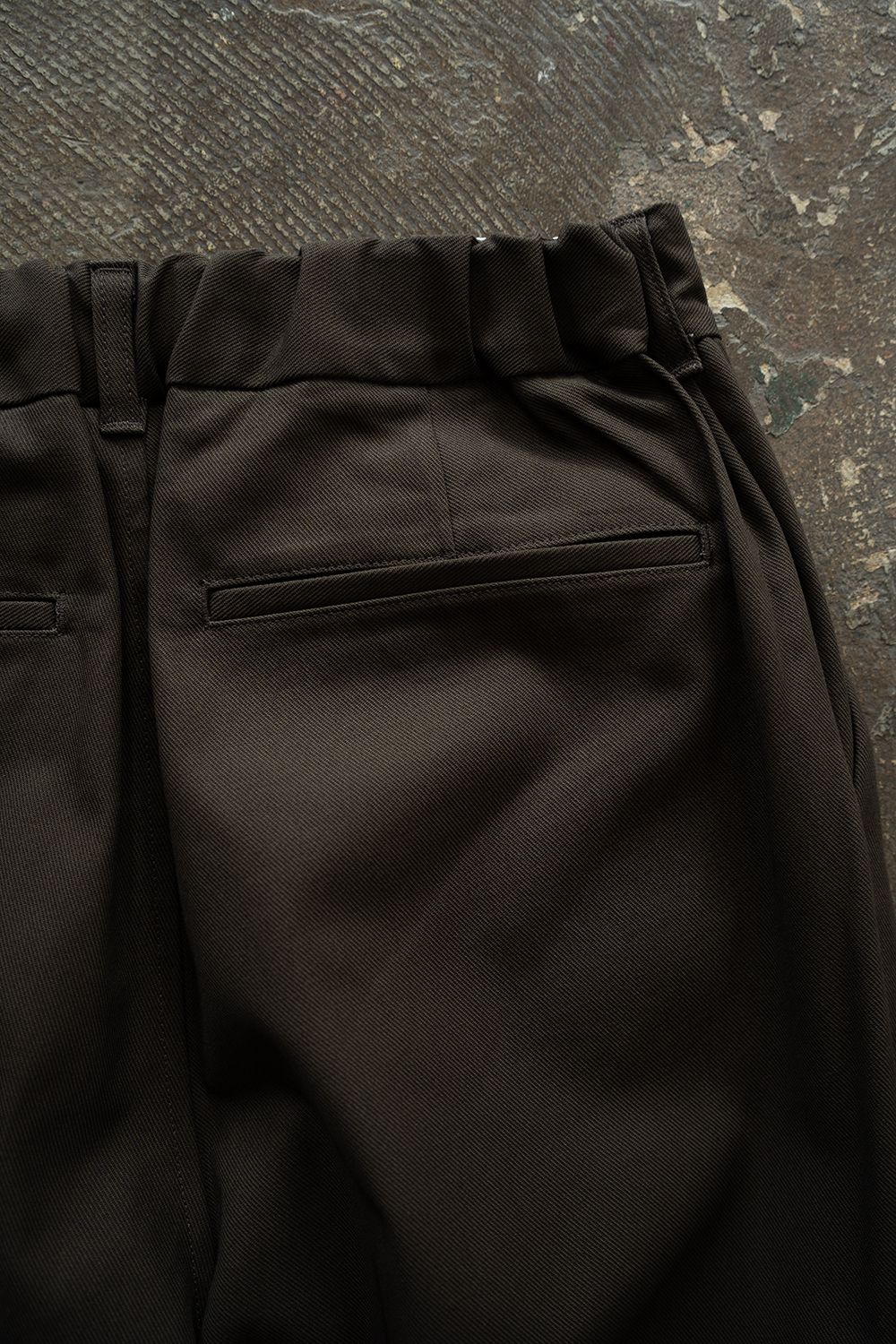 【26AW】コットンツイル2タックテーパードパンツ(DARK BROWN)