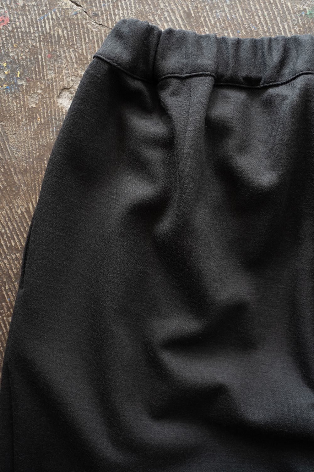 【25AW】ウールジャージー2タックイージーパンツ(CHARCOAL)