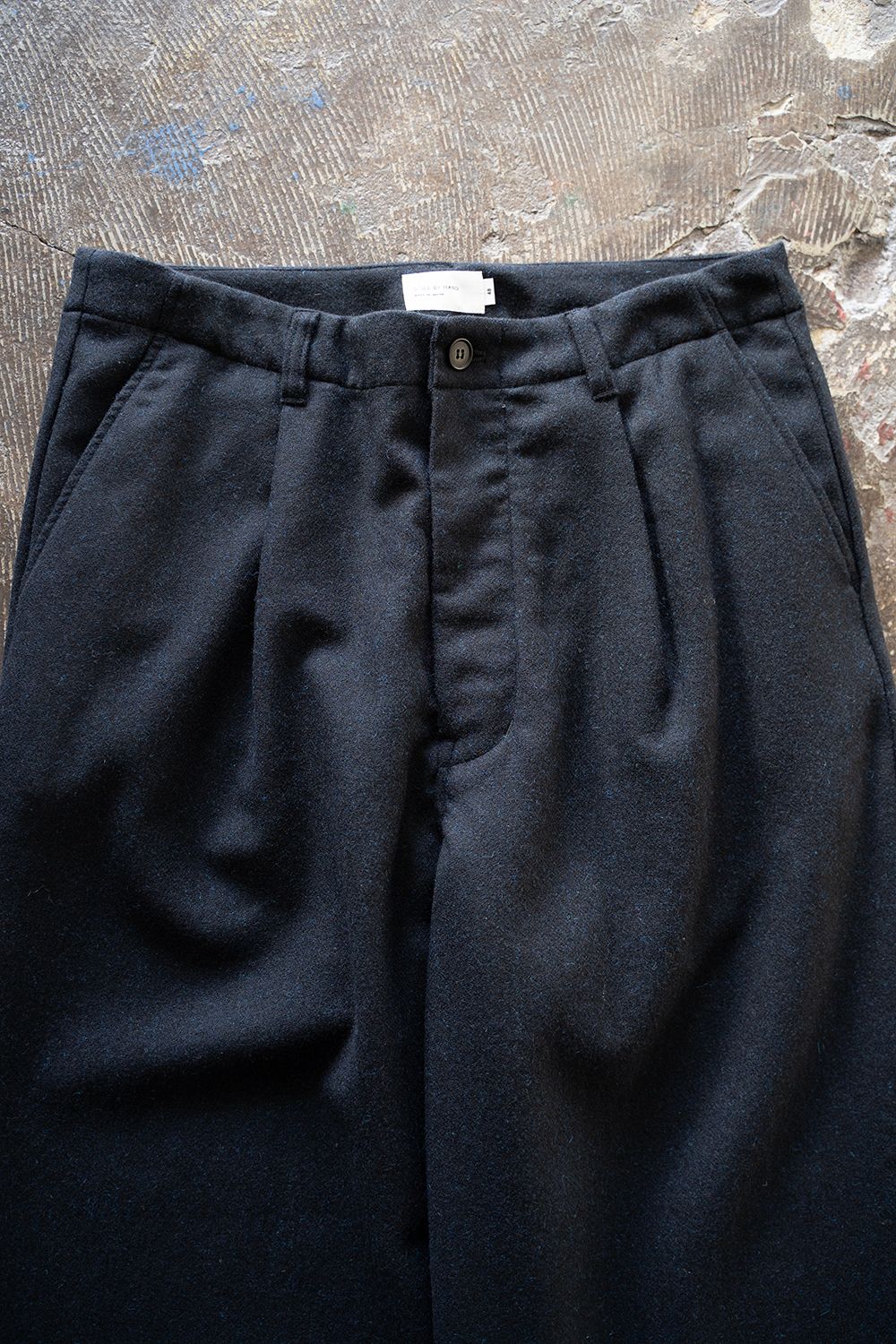 【25AW】ウール×ナイロンワンタックパンツ(BLACK NAVY)