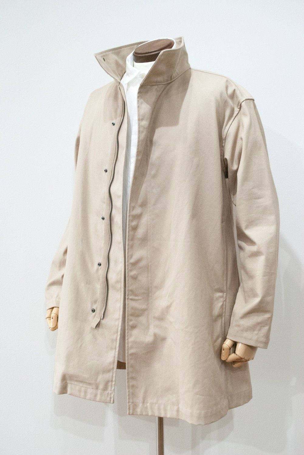 Ouur by KINFOLK - 【16SS】スタンドカラーコート(BEIGE) | Salty