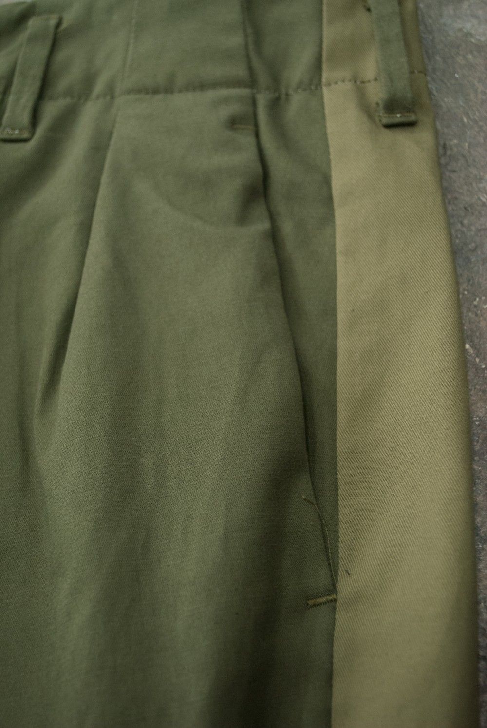 KHONOROGICA - 【ラスト1点】Bi Color Double Tuck Pants(KHAKI KHONOROGICA - 【ラスト1点】Bi Color Double Tuck Pants(KHAKI