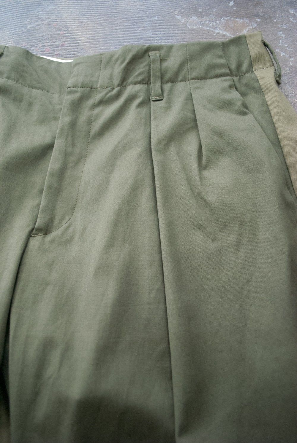 【ラスト1点】Bi Color Double Tuck Pants(KHAKI)【ユニセックス】