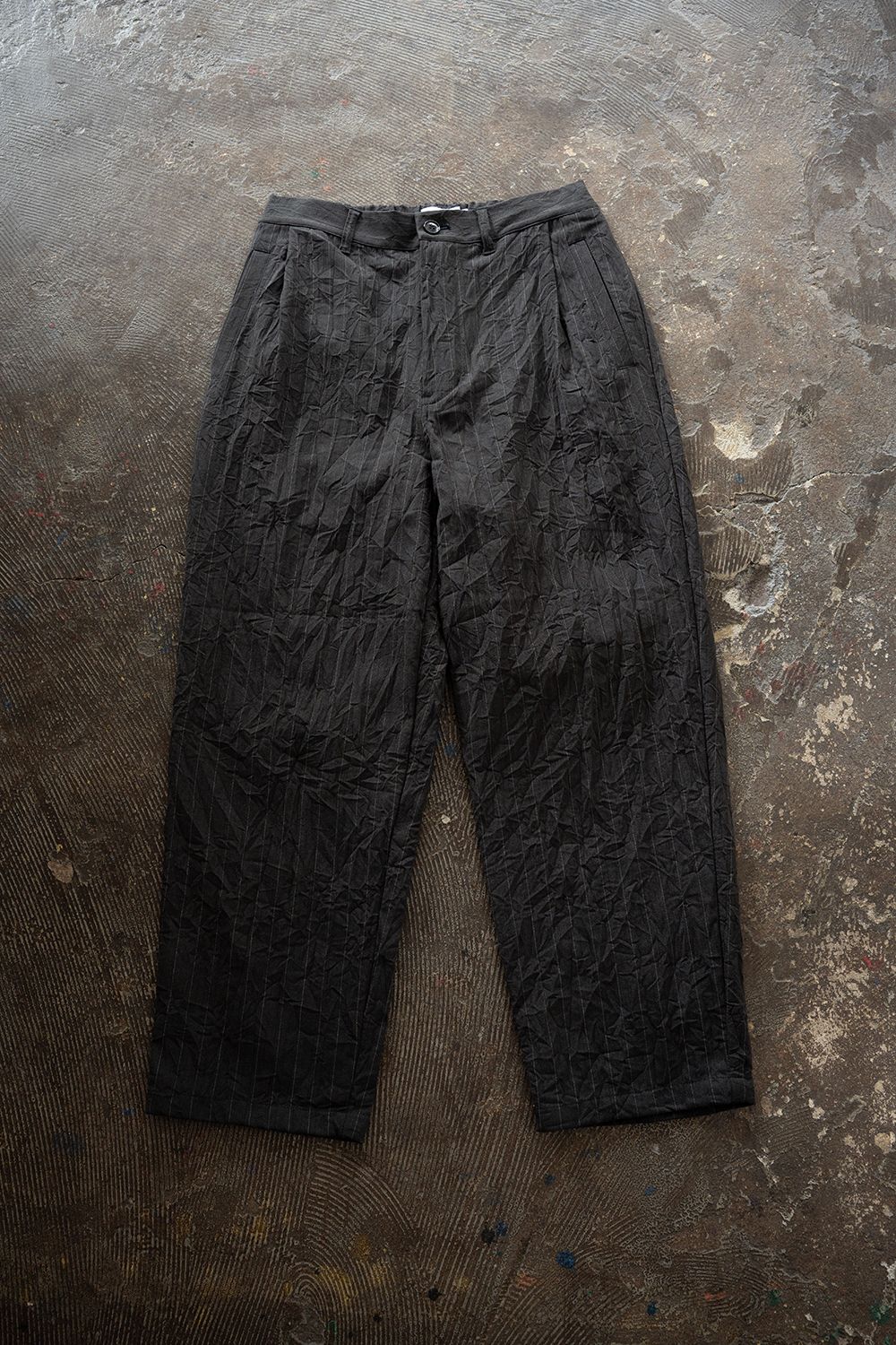 【26AW】先染めポリエステルタックテーパードパンツ(CHARCOAL)