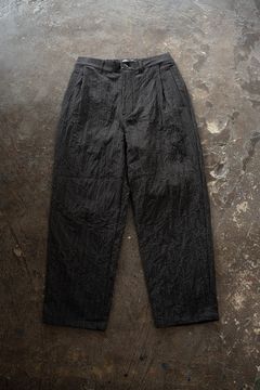 【26AW】先染めポリエステルタックテーパードパンツ(CHARCOAL)