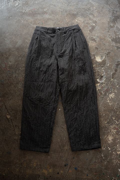 【26AW】先染めポリエステルタックテーパードパンツ(CHARCOAL)